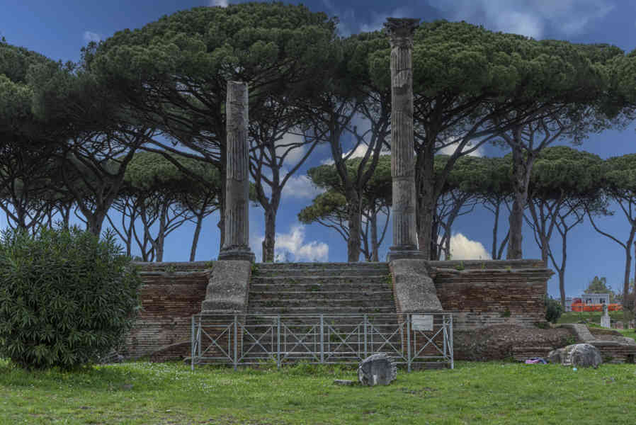Italia - Ostia 22 - parque arqueológico de Ostia Antica - templo de Ceres.jpg